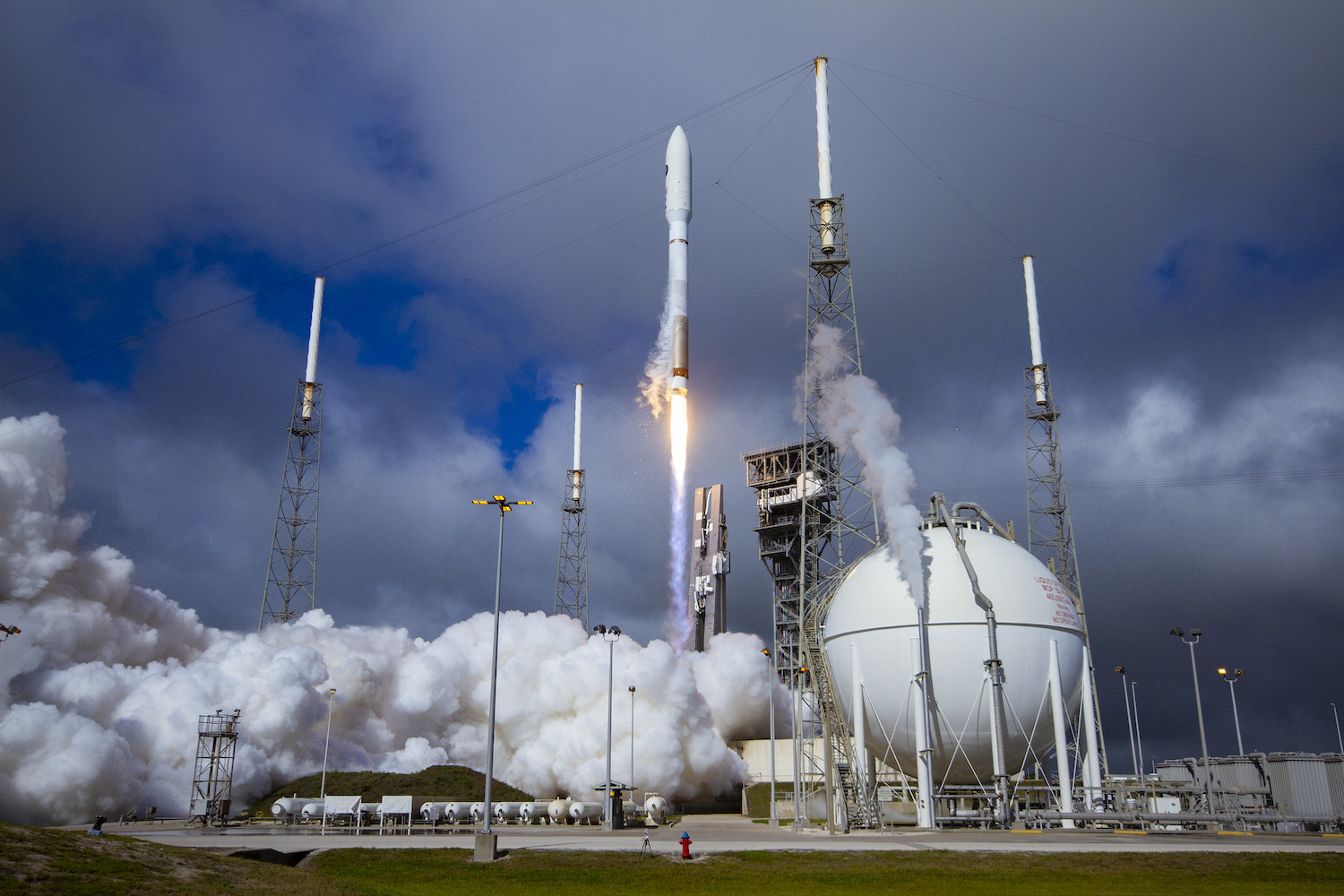 Amazon shifts launch of its first Internet satellites to Atlas V rocket
