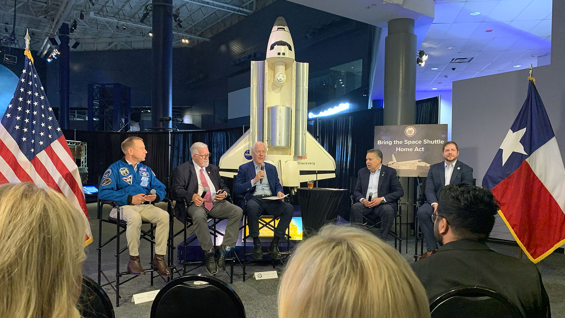 Texas politicians make headway in effort to wrench space shuttle from Smithsonian