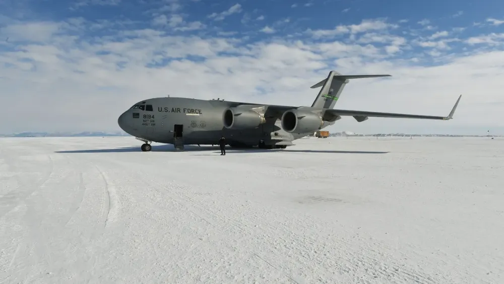 A U.S. Air Force C-17 Globemaster set to leave Antarctica for New Zealand from McMurdo Station, Antarctica on Nov. 12, 2016. (Image credit: MARK RALSTON/AFP via Getty Images)