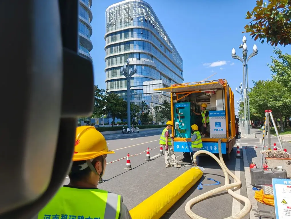 Construction workers carry out UV-cured trenchless rehabilitation of an underground pipeline. Photo by Xinhua News Agency reporter Li Like.