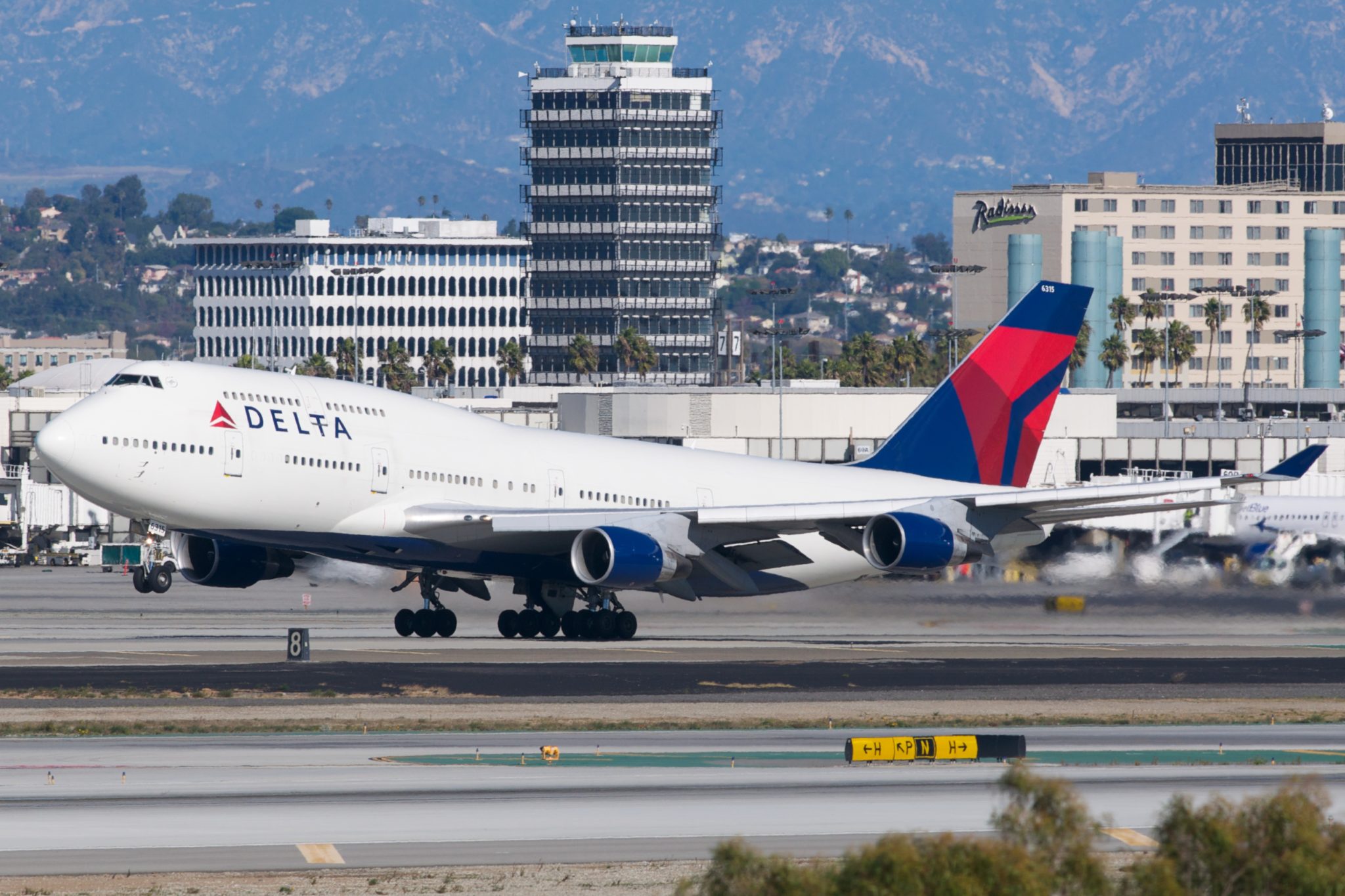 Delta to Launch International Wi-Fi Access on 747-400 Aircraft