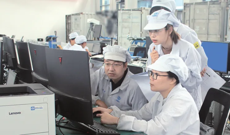 The rocket test, launch and control system development team at SAST’s 804th Research Institute discusses issues encountered while implementing the system’s layered architecture. Photo by Yang Zhen.