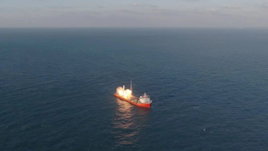 At 6:00 a.m. on September 16, the Gravity-1 Y3 launch vehicle lifted off from waters east of Shanghai under the direction of China’s Taiyuan Satellite Launch Center, successfully placing nine satellites—including the Qianfan Polar Orbit Group 26 satellites and an EUHT technology-demonstration satellite—into their planned orbits. The flight test mission was a complete success. (Photo courtesy of Orienspace)