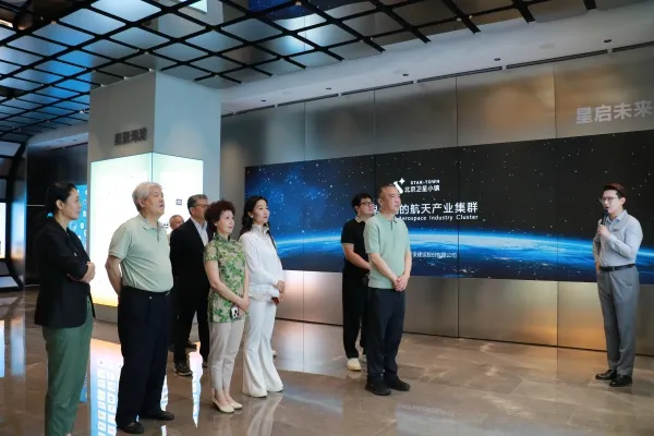 Haidian District CPPCC delegation visits the temporary exhibition hall of Beijing Satellite Town.