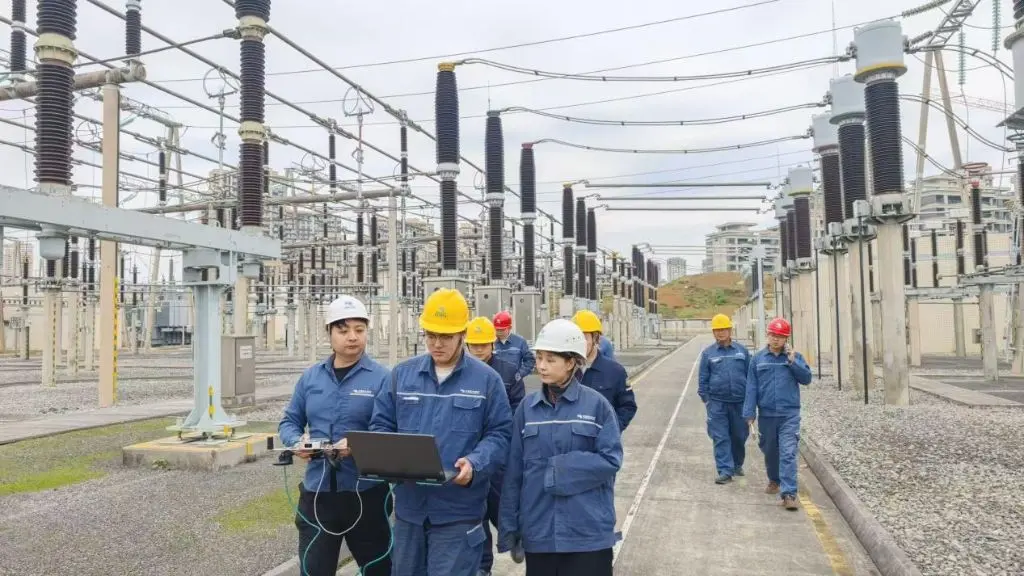 On Aug. 30, an expert team from the Internet of Things Center of China Southern Power Grid’s Guizhou Electric Power Research Institute tested a BeiDou module at a substation in Guizhou. Photo Xinhua.