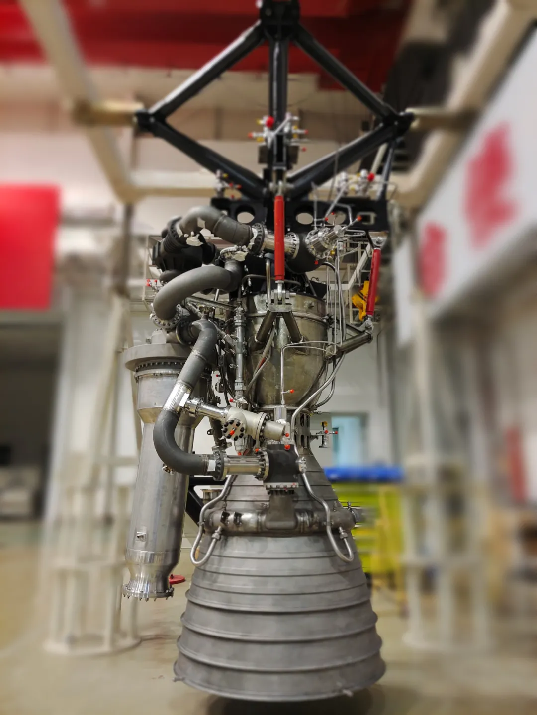 The 50-tonne-class CQ liquid oxygen/kerosene engine during final assembly. Image source: Galactic Energy, December 3, 2021. This image shows an engine from the development phase and does not necessarily depict the Y1 flight hardware.